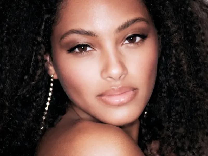 Classic vs Glam: Which Bridal Makeup Style Suits You?