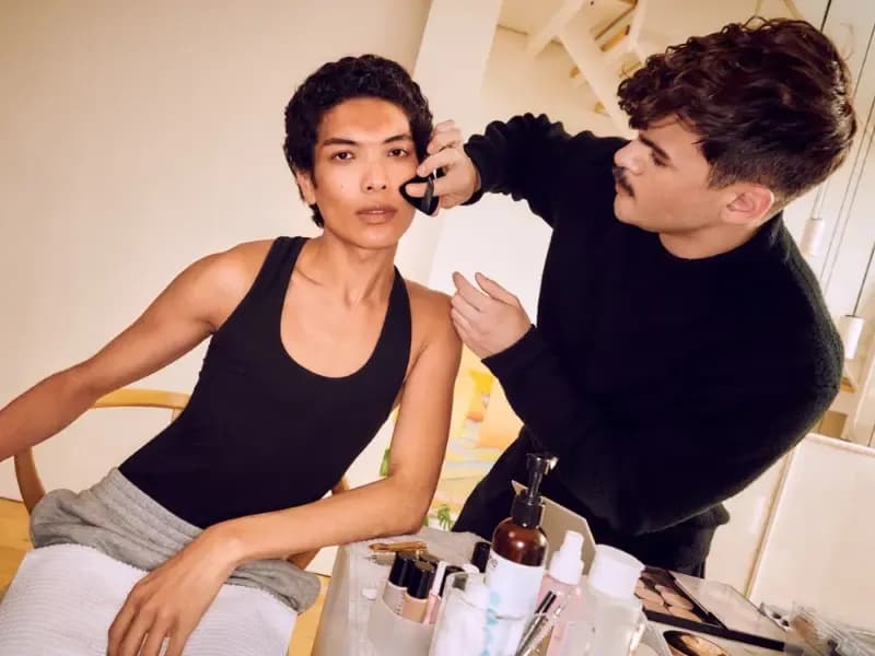 On-Demand Makeup Artists: Booking Professional Makeup at Home